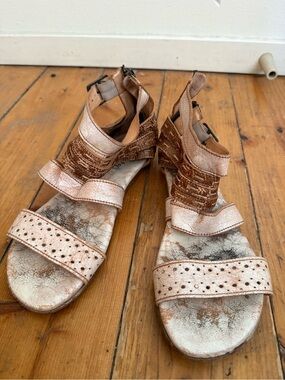 Bed Stu Women's Metallic Rose Gold Leather Strappy Sandals
